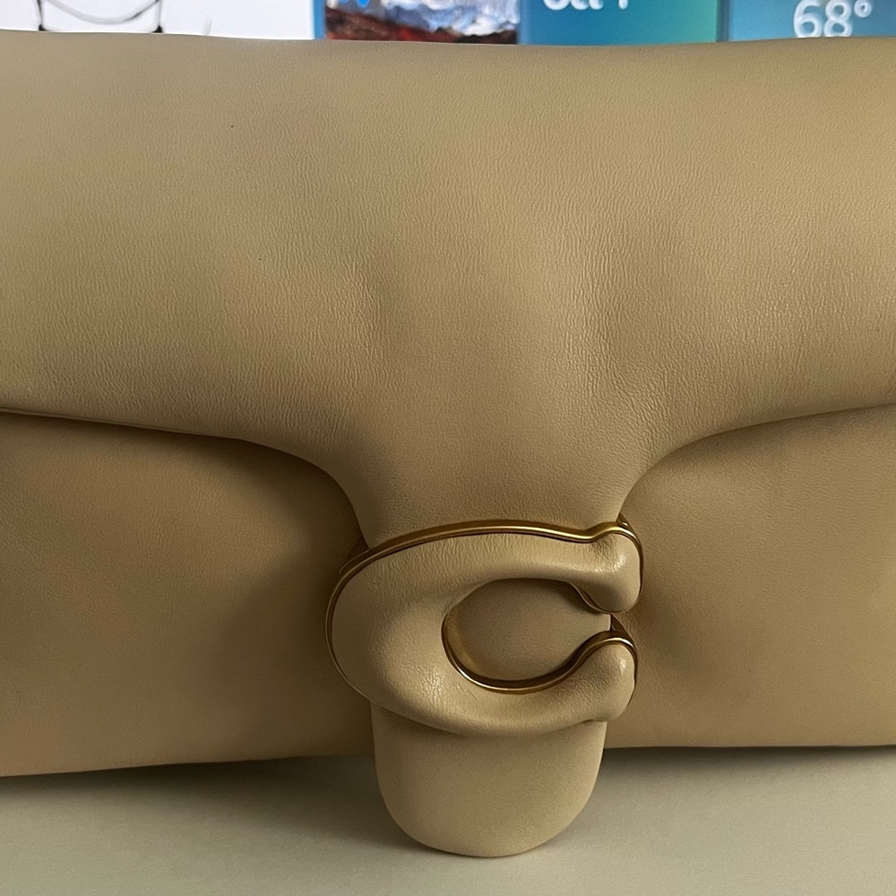 Never used Pillow 26 Tabby. Excellent condition.